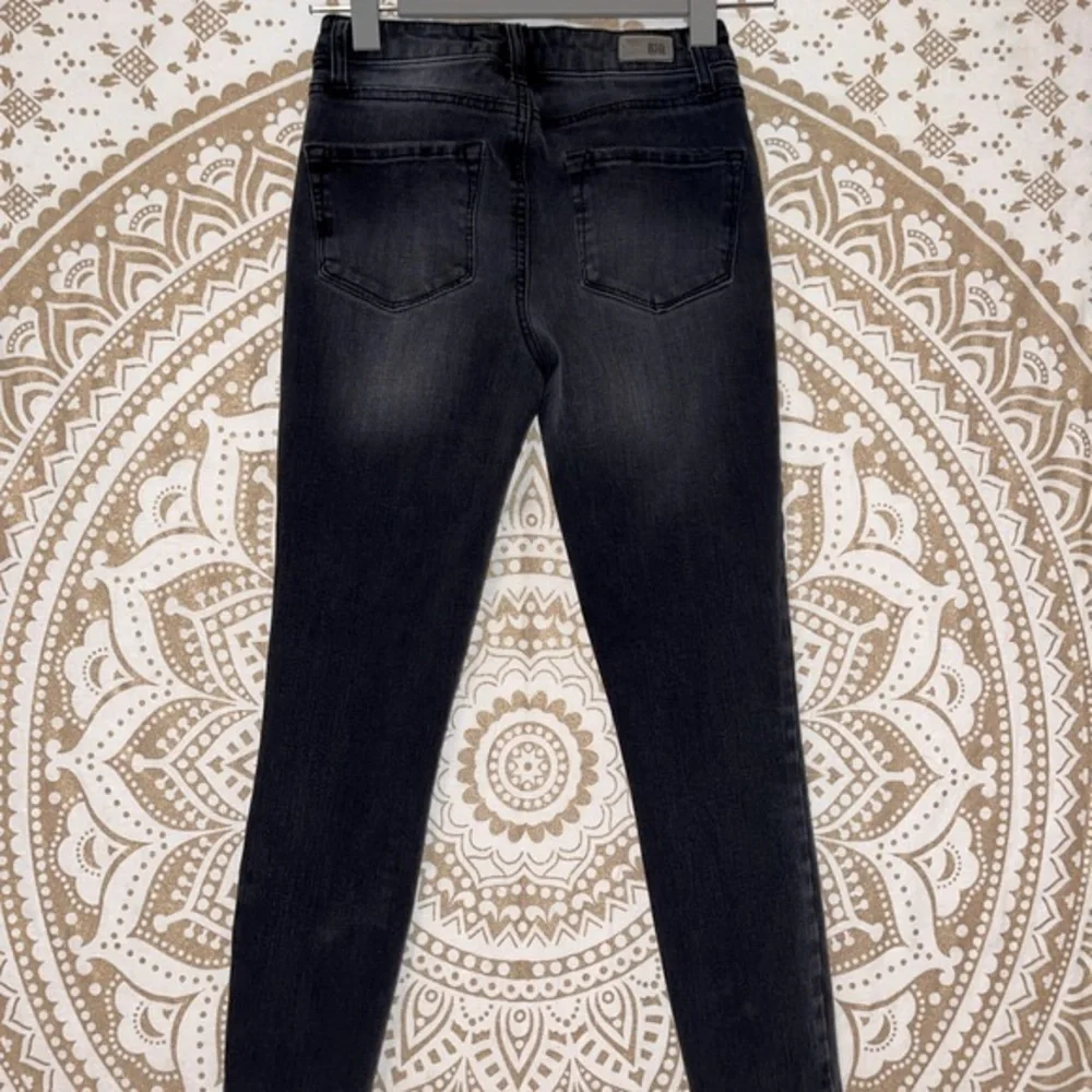 “RSQ” LADIES BUTTON UP CALI HI-RISE BLACK JEANS, SIZE 0 (24) - Picture 3 of 7